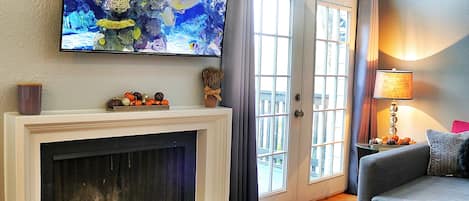 Smart TV, chimenea, monitor de computadora