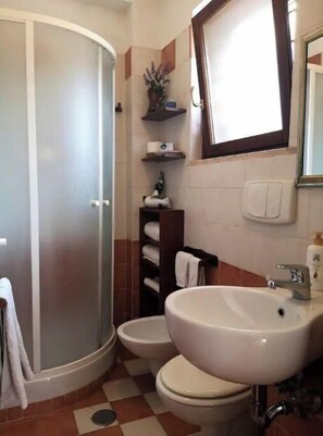 Combinazione doccia/vasca, asciugacapelli, bidet, sapone