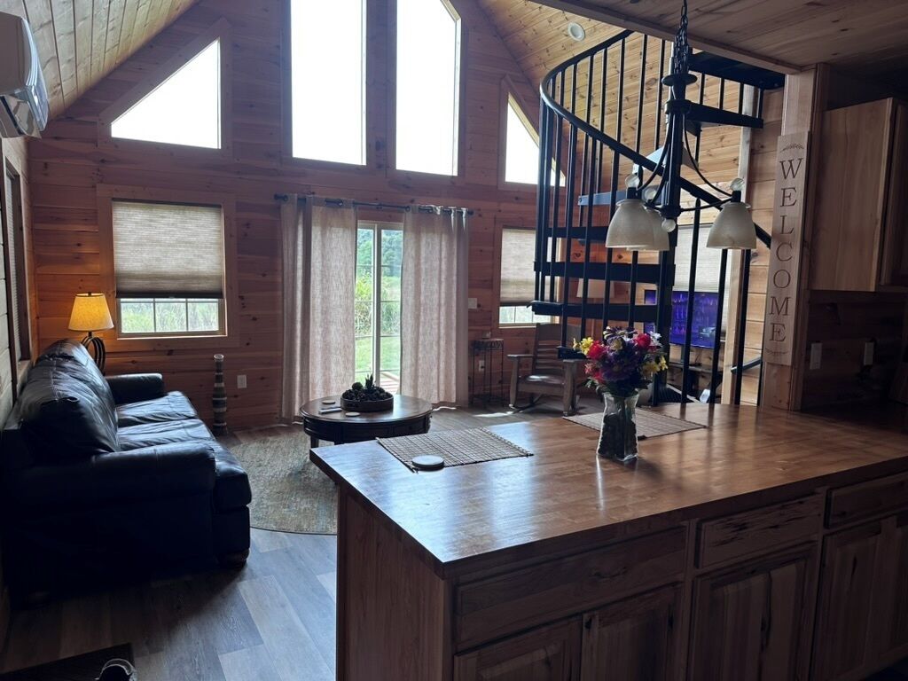 Rustic Elegance, 1 bedroom cabin in the heart of Jonesborough.