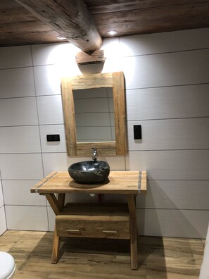 Douche, sèche-cheveux, serviettes fournies, papier toilette
