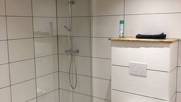 Douche, sĂšche-cheveux, serviettes fournies, papier toilette