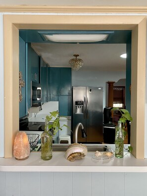 Private kitchen - Spacious Family Home, 3 blocks to the ocean (Surfside Beach)
