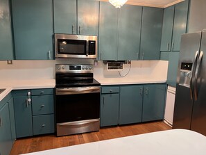 Private kitchen - Spacious Family Home, 3 blocks to the ocean (Surfside Beach)