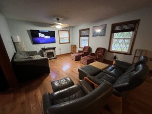 Living area - Spacious Family Home, 3 blocks to the ocean (Surfside Beach)