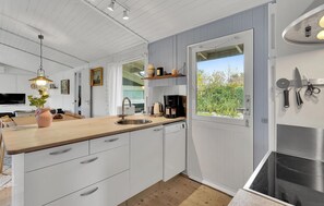 Fridge, stovetop, dishwasher, coffee/tea maker - Cozy home in Karrebæksminde with WiFi (Karrebæksminde)
