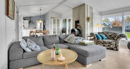 Cozy home in Karrebæksminde with WiFi
