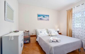 1 bedroom, travel cot, free WiFi, bed sheets