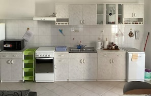 Kühlschrank, Ofen, Geschirrspüler, Kochgeschirr/Geschirr/Besteck