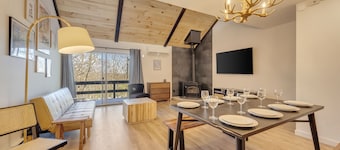 Modern Townhouse, everything brand new, Pool, Camelback SkiArea.