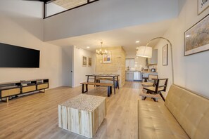 Smart TV, fireplace - Modern Townhouse, everything brand new, Pool, Camelback SkiArea. (Tannersville)