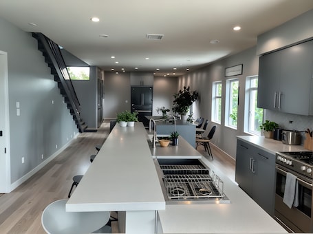 Refrigerador con freezer, horno, placa de cocina, lavavajillas