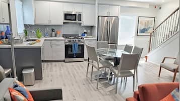 Casa adosada de lujo, 4 habitaciones | Cocina privada | Frigorífico grande, horno, placa de cocina y lavavajillas