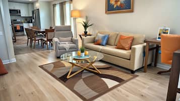 Casa adosada ejecutiva, 2 habitaciones | Zona de estar | Una Smart TV