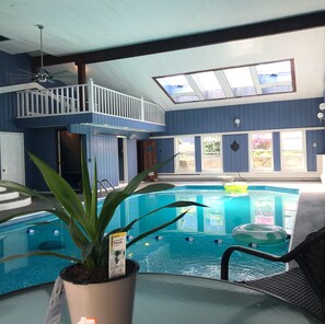 Innendørsbasseng og et oppvarmet basseng