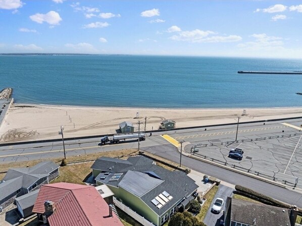 Nær stranden og strandhåndklær