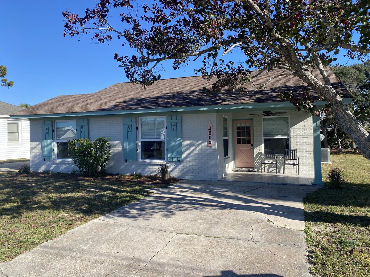 Seashell Cottage - 2 minute walk to private Bid-A-Wee Beach! NO CROWDS!