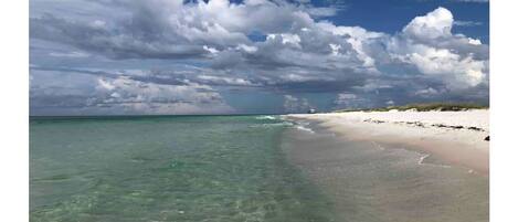 ビーチの近く、サンラウンジャー、ビーチタオル