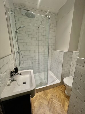 Shower, rainfall showerhead, hair dryer, towels - Walmgate Apartment (York)
