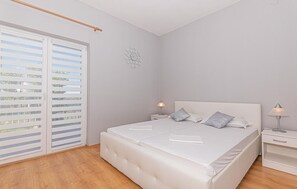 3 室のベッドルーム、旅行用ベビーベッド、WiFi (無料)、ベッドシーツ
