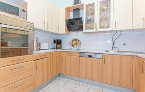 Fridge, oven, stovetop, dishwasher