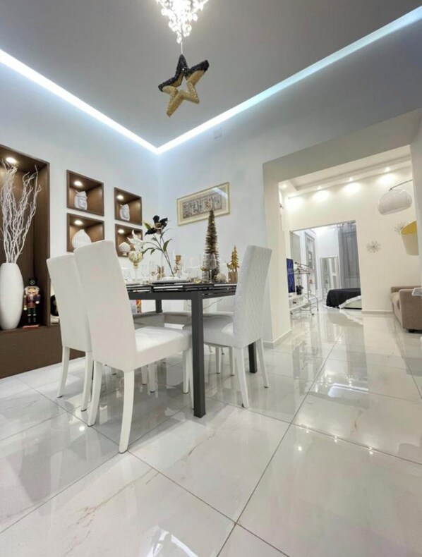 Dining - Nice and elegant apartment in the center (Oliveri)