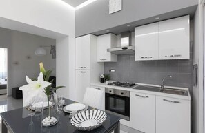 Fridge, oven, stovetop, coffee/tea maker