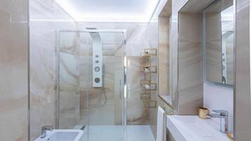 Suihku, hiustenkuivaaja, bidee, pyyhkeet