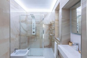 Douche, sèche-cheveux, bidet, serviettes fournies
