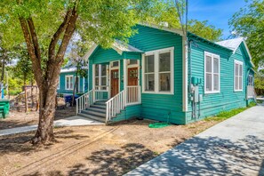 Exterior - 2BR King William Home - Gated Parking + Pets (San Antonio)
