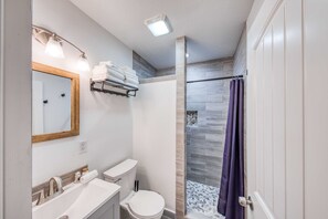 Shower, hair dryer, towels, soap - 2BR King William Home - Gated Parking + Pets (San Antonio)