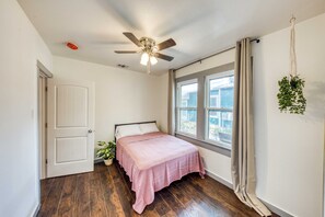 2 bedrooms, iron/ironing board, free WiFi, bed sheets - 2BR King William Home - Gated Parking + Pets (San Antonio)