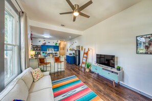 Smart TV, Netflix, streaming services - 2BR King William Home - Gated Parking + Pets (San Antonio)