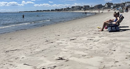 Sunny 2-bedroom beach cottage, walk to beach!