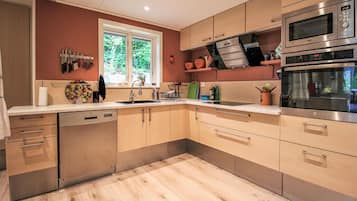 Réfrigérateur, four, plaque de cuisson, lave-vaisselle