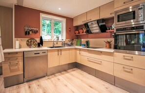 Een koelkast, een oven, een kookplaat, een vaatwasser