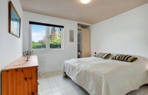 2 habitaciones, tabla de planchar con plancha y cuna de viaje 