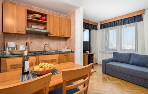 TV - Stunning apartment in Barbat na Rabu with WiFi (Barbat na Rabu)