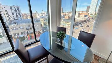 Apartamento luxo, 1 quarto | Opções para refeição no quarto