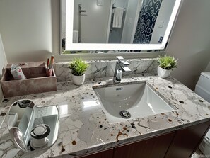 Studio Apartment | Badezimmer | Regendusche, kostenlose Toilettenartikel, Haartrockner, Handtücher