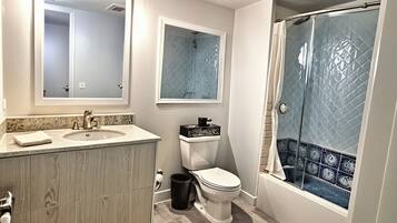 Appartement Deluxe, 2 chambres | Salle de bain | Douche à « effet pluie », articles de toilette gratuits, sèche-cheveux