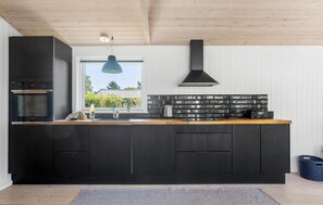 Fridge, oven, stovetop, dishwasher - 3 bedroom lovely home in Rødby (Rødby)