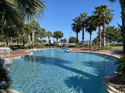 Tranquil Beach Front 2Bed 2Bath Condo with large patio - Family Friendly