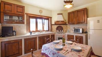 Kühlschrank, Herdplatte, Wasserkocher mit Kaffee-/Teezubehör