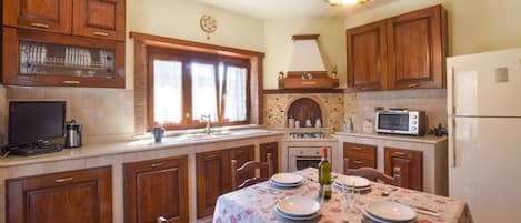 Fridge, stovetop, coffee/tea maker