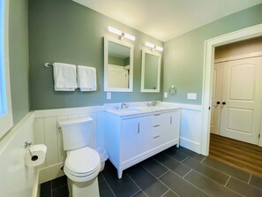 Combined shower/bathtub, hair dryer, towels, soap