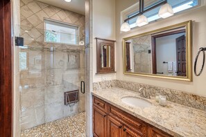 Shower, hair dryer, bidet, towels - Ocean Breezes VRBO (Fallbrook)