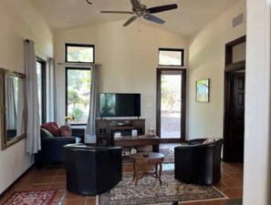 Smart TV, fireplace, books - Ocean Breezes VRBO (Fallbrook)