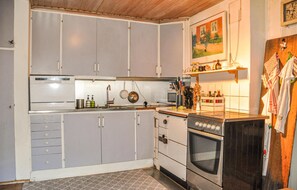 Frigorífico, microondas, placa de cocina y cafetera o tetera