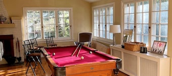 South of Grand Carriage House- minutes from downtown Des Moines