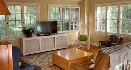 South of Grand Carriage House- minutes from downtown Des Moines